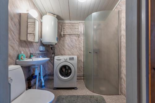 a bathroom with a washing machine and a sink at Traditionell Timmerstuga - Mora, Gesunda in Sollerön