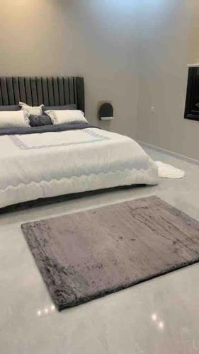 מיטה או מיטות בחדר ב-Nirvana Luxury Apartments - Alqurayah شقة القُريَّة