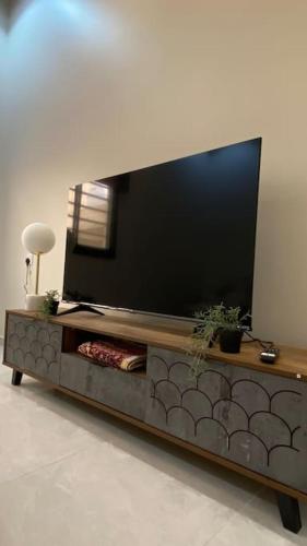 טלויזיה ו/או מרכז בידור ב-Nirvana Luxury Apartments - Alqurayah شقة القُريَّة