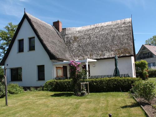 a white house with a thatched roof at Cosy Apartment in Pepelow near Baltic Sea in Pepelow