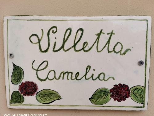 Ein Schild, auf dem steht, dass Milillienna mit Blumen drauf ist. in der Unterkunft Villetta Camelia in Guamo