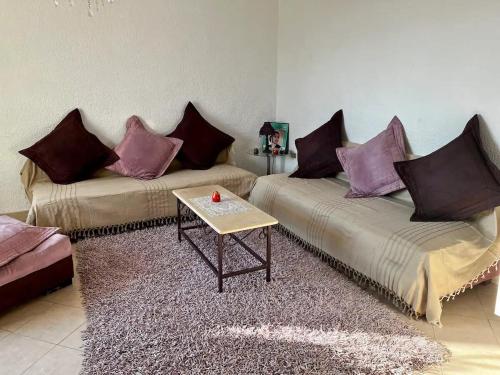 uma sala de estar com dois sofás e uma mesa de centro em La maisonnette em Sidi Bou Said