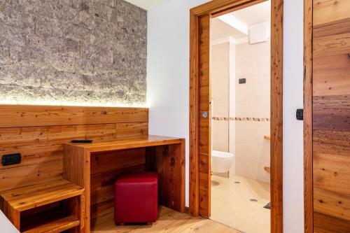 baño con pared de madera en Cesa San Florian Appartamento 2 en Canazei