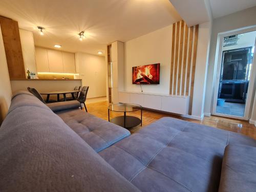 sala de estar con sofá y mesa en AGERA Apartments, en Banja Luka