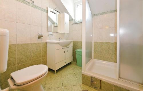 uma casa de banho com um WC, um lavatório e um chuveiro em Cozy Apartment In Vodice With Kitchen em Vodice