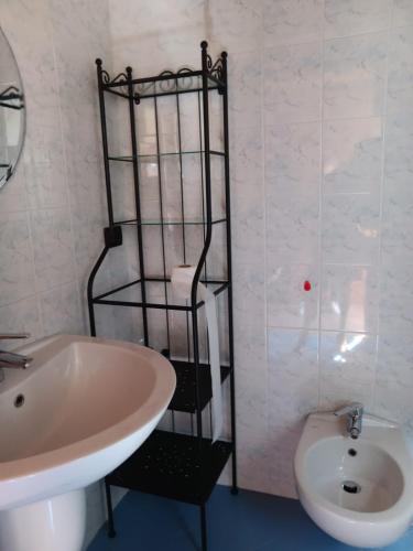 bagno con lavandino, servizi igienici e mensola di OASI DEL GARDA 2 a Monzambano