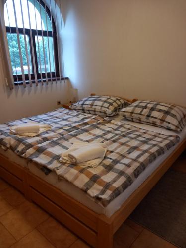 uma cama com dois telefones sentados em cima dela em Penzion Bernardýn em Bořetice