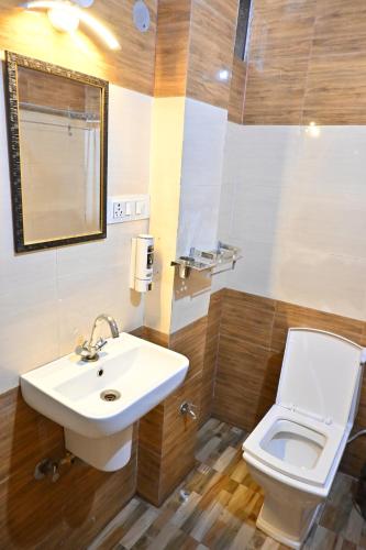 bagno con lavandino e servizi igienici di K & K Hotel a Jabalpur