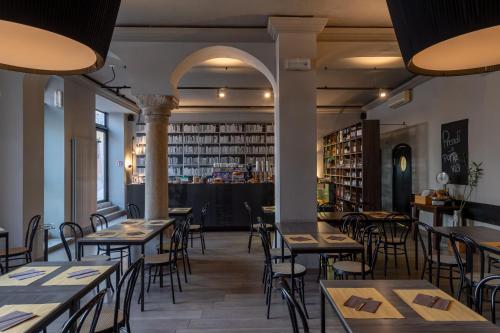 a restaurant with tables and chairs and a bar at Hotel dei Gonzaga in Mantova