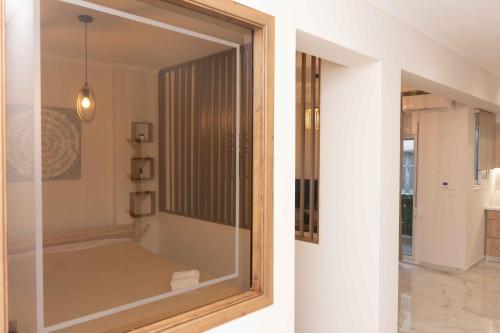 eine Glastür im Bad mit Spiegel in der Unterkunft Olga's Luxury Apartment-Thessaloniki Centre in Thessaloniki