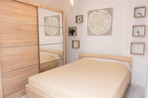 um quarto com uma cama e um espelho em Olga's Luxury Apartment-Thessaloniki Centre em Tessalônica