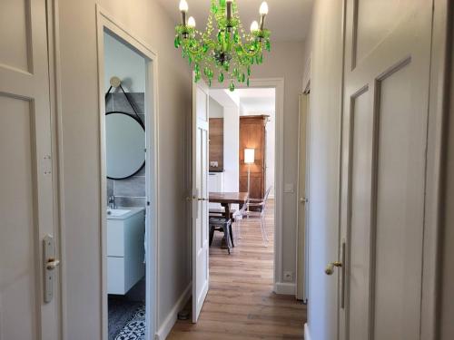 un couloir avec un miroir et un lustre dans l'établissement Maison Familiale, Plage à 250m, Calme, Jardin, Terrasse, WIFI - FR-1-465-75, à Merville-Franceville-Plage