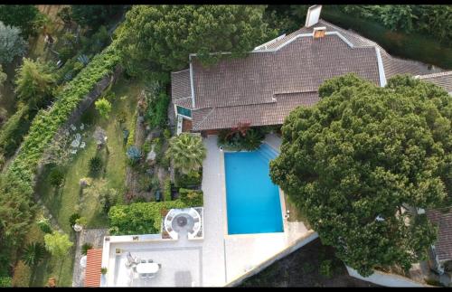 an overhead view of a house with a swimming pool at Chambre aux Miroirs - Love Room - La Vénus de Lisbonne in Calhandriz