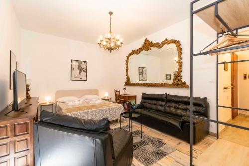 um quarto com uma cama, um sofá e um espelho em Lungo Dora Voghera Lovely Suite em Turim