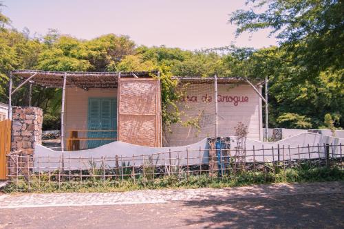 El edificio en el que está la casa vacacional