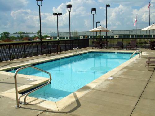 una grande piscina in cima a un edificio di Hampton Inn Calera a Calera