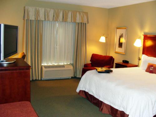 Un pat sau paturi într-o cameră la Hampton Inn Calera