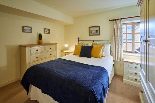 um quarto com uma cama grande e uma janela em Host & Stay - Widger Mews Apartment em Norton