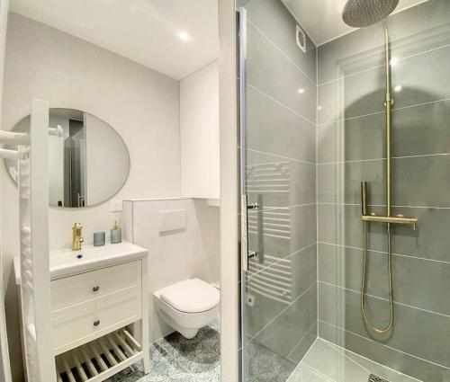La salle de bains est pourvue d'une douche, de toilettes et d'un lavabo. dans l'établissement Appartement avec balcon Le nid doré - PLACE MORNY, à Deauville