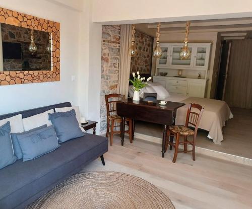 un soggiorno con divano e tavolo di Angel's Suites a Samos