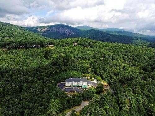 an aerial view of a building in the middle of a forest at Hampton Inn & Suites Cashiers - Sapphire Valley in Sapphire