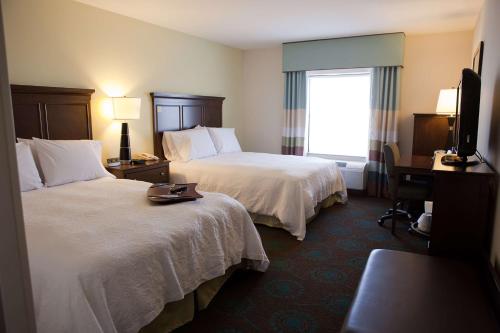 una camera d'albergo con due letti e una finestra di Hampton Inn Colby a Colby