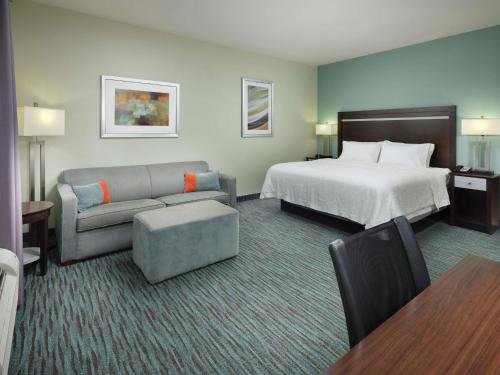 Hampton Inn Chattanooga West/Lookout Mountain في تشاتانوغا: غرفه فندقيه بسرير واريكه