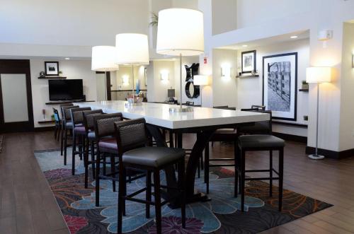 TV o dispositivi per l'intrattenimento presso Hampton Inn & Suites Chicago Southland-Matteson