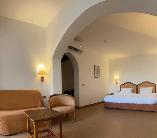 מיטה או מיטות בחדר ב-ℂoral Bay Dream - Luxury Sunset Sea View Apartment