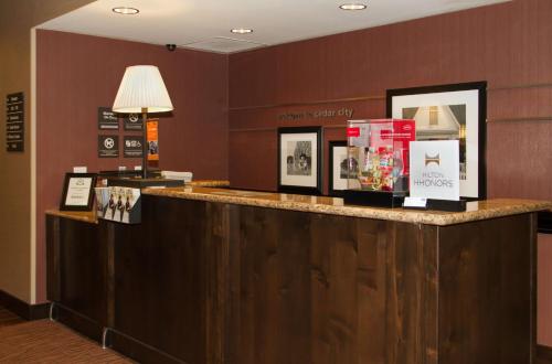 a bar in a hotel lobby with a lamp at Hampton Inn Cedar City in Cedar City