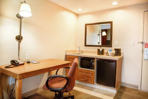 Zimmer mit einem Schreibtisch, einem Waschbecken und einer Mikrowelle in der Unterkunft Hampton Inn Cedar City in Cedar City