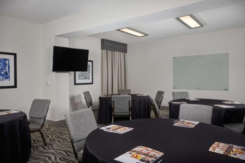 Μια τηλεόραση ή/και κέντρο ψυχαγωγίας στο Hampton Inn Clemson