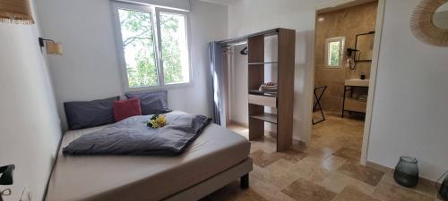 1 dormitorio con cama, escritorio y ventana en Idylle à 2, Sauna & Piscine, en Varages