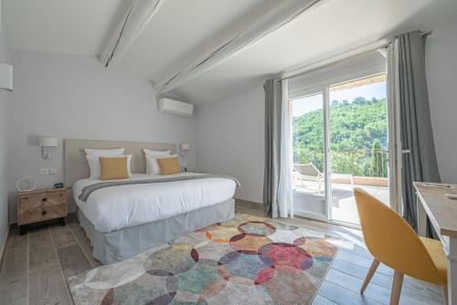NiozellesにあるDomaine Ribiera, Hotel 5 Etoiles, SPA & Golf - Forcalquierのベッドルーム1室(ベッド1台、大きな窓付)