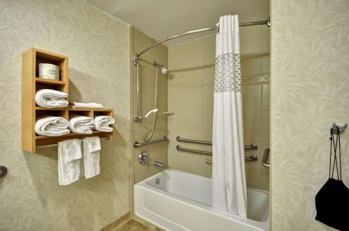 y baño con ducha, bañera y cortina de ducha. en Hampton Inn & Suites Charleston/Mt. Pleasant-Isle Of Palms, en Charleston