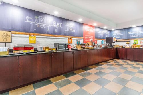 a fast food restaurant with a long line of counters at Hampton Inn Cedar Rapids in Cedar Rapids
