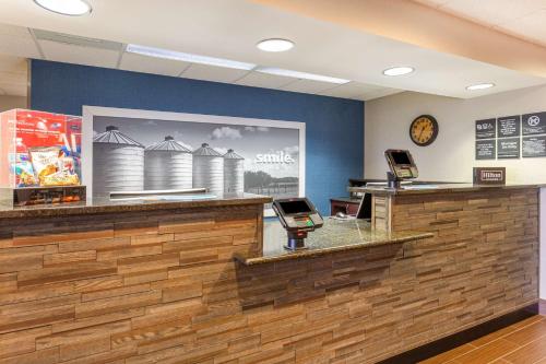a waiting area at a fast food restaurant at Hampton Inn Cedar Rapids in Cedar Rapids