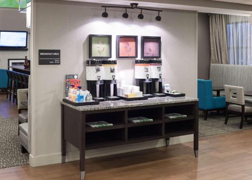Παροχές για τσάι/καφέ στο Hampton Inn & Suites Cedar Rapids
