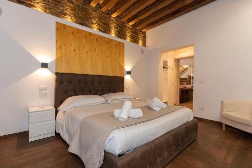 a bedroom with a large bed with two towels on it at Giorgiapartaments Bronze esclusive in Venice