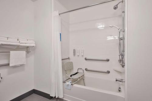 uma casa de banho branca com um chuveiro e um WC. em Hampton Inn Clarion em Clarion