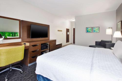 TV a/nebo společenská místnost v ubytování Hampton Inn Clarion