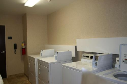uma lavandaria com electrodomésticos brancos e um lavatório em Hampton Inn & Suites Cleveland-Mentor em Mentor