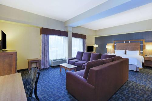 柯林頓的住宿－克林頓漢普頓酒店，酒店客房配有一张床、一张沙发和一张床。