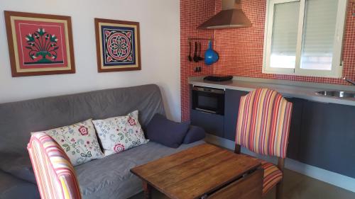 sala de estar con sofá y mesa en Casa Castillo en Torres