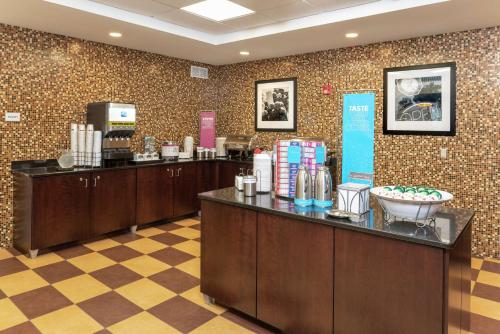 Принадлежности для чая и кофе в Hampton Inn & Suites Cleveland-Airport/Middleburg Heights
