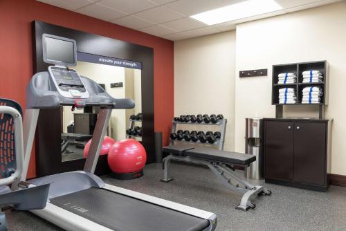 Фитнес-центр и/или тренажеры в Hampton Inn & Suites Cleveland-Airport/Middleburg Heights