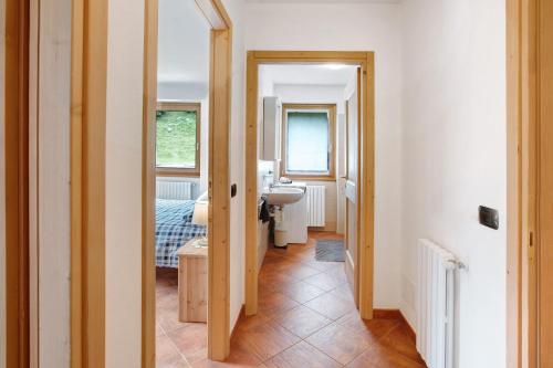 bagno con lavandino e servizi igienici in camera di Casa Michela Trilocale a Valfurva