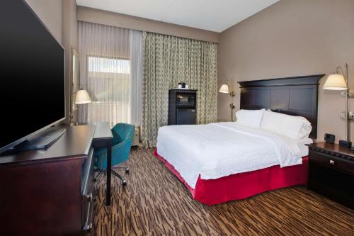 Кровать или кровати в номере Hampton Inn & Suites Cleveland-Airport/Middleburg Heights
