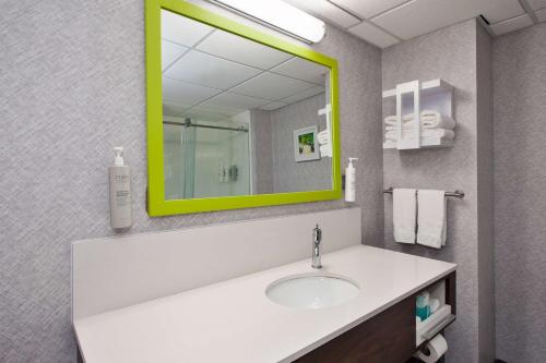 Ванная комната в Hampton Inn & Suites Cleveland-Airport/Middleburg Heights