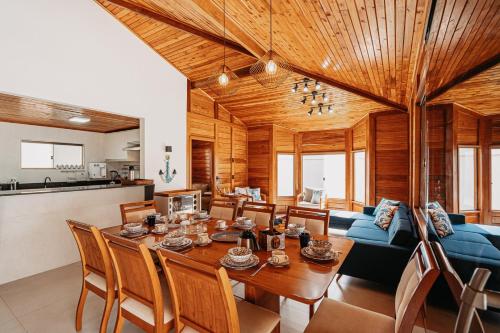 Η κουζίνα ή μικρή κουζίνα στο casadecastelhanos, Quadra do MAR de CASTELHANOS, 4 suítes com AR, Churrasqueira, Piscina, Hidromassagem, Cozinha INTEGRADA GOURMET Ideal para FAMÍLIA E AMIGOS
